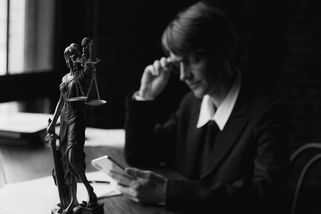 Exekutoři mají žně, ničí lidem životy a vrhají je do dluhové pasti, hlavně že to sype - Médium.cz