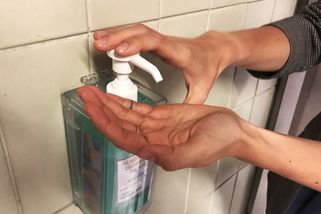 Etanol podle evropské agentury způsobuje rakovinu. Ve hře je zákaz dezinfekčních prostředků - Novinky