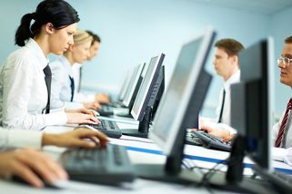 Ministerstvo chce státním zaměstnancům přidat až 13 procent, i tak desítky tarifů stále zůstanou pod minimální mzdou