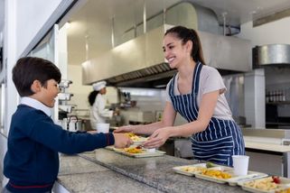 Kolik si vydělá školní kuchařka? 24 tisíc. A šéfová jen o málo víc