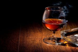 Byl odhalen gang diplomatů EU. Provozovali ilegální kšefty s doutníky, cigaretami a alkoholem - Novinky