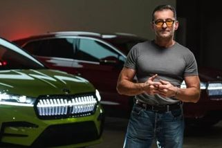 Komentář: Ondřej Vetchý v reklamě srovnává nabíjecí body a čerpací stanice. Je to hodně zavádějící