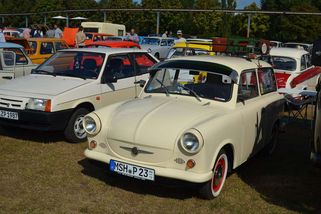 Stodvacítka, felda i trabant: Na první auto si lidé pamatují více než na první polibek