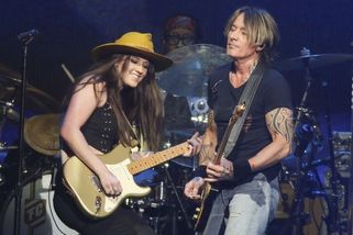 „Narodil jsem se, abych tě miloval,“ zpíval přímo na podiu své kytaristce manžel Nicole Kidman