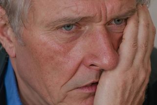 Vnuk ukradl 1,8 milionu Kč z celoživotních úspor svého dědečka, který na ně tvrdě dřel. Aby ho obral, vymyslel tuze zákeřný podvod