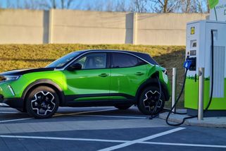 Velké lži o elektromobilech: Nikdo nedobíjí zdarma a kafe na dobití rozhodně nestačí - Médium.cz