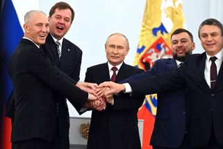 Zpravodajci nemají pochyb: Rusové staví silnice na Ukrajině, aby mohli krást - Seznam Zprávy