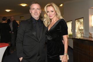 Rozesmátá Kateřina Brožová na premiéře Troji nebyla sama: Do divadla dorazila s novým doprovodem. Mají k sobě blízko - Super.cz