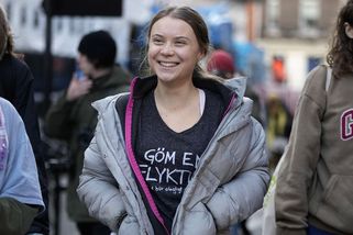 Greta přišla k soudu s úsměvem. Aktivistce za blokádu v Londýně hrozí pokuta - Novinky