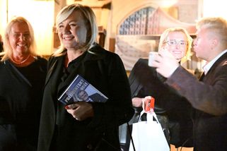 Rozjařená Schillerová, euforický Michal David i Kluk s kamením nahánějící komunistku: Veselé odchody ze Zemanovy oslavy – eXtra.cz