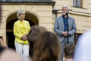 První dáma ve žluté halence s mašlí a zmoklý prezident Pavel: To za chvilku uschne, ujišťoval ostatní