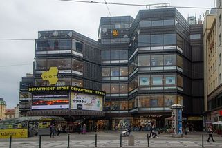 Kotva před rokem 1989: zájezdy ROH i sexy prodavačky. Teď se uzavřela - Médium.cz