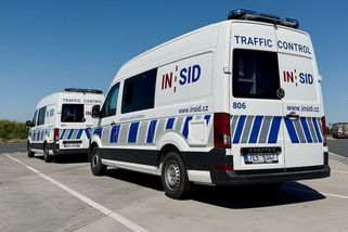 Tři měsíce, skoro 5 tisíc kontrol a balík vybraný na pokutách. Nové modré majáky jsou efektivnější než kdy dřív - Garáž.cz