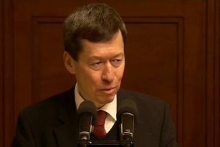 Zazněla velmi tvrdá slova. Hayato Okamura v emotivním projevu varoval před Tomiem Okamurou. Komentář Šándora