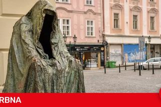 Od Stavovského divadla odstranili sochu Plášť svědomí, hledají pro ni nové místo