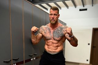 Přichází dvoumetrový český obr. Poperu se klidně s medvědem, vzkazuje