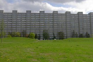 Králíkárny socialismu: když soudruzi rozdávali klíče od panelákových krabic - Médium.cz