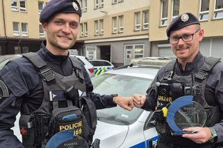 Osmdesátník se na Vysočině bodal nožem do břicha, policisté ho museli zpacifikovat - Novinky