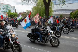 Noční vlky bránil kordon policistů. V Bratislavě na motorkáře čekali i odpůrci - Echo24.cz