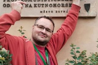 Zdvižený prostředník komunisty Milaty u památníku obětí: Omluv se, nebo táhni, vybuchl mluvčí ODS