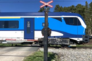 Krádež kabelů zastavila vlakový provoz na Přerovsku, policie zadržela tři osoby - Seznam Zprávy