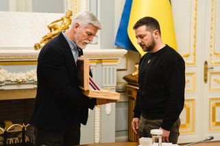 FOTO: Kus tanku, pozlacené hodiny. I tyto dary dostává prezident - Novinky