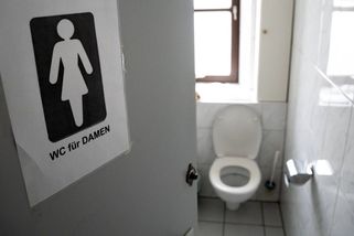 Bizarní dámská toaleta v rakouském akvaparku budí emoce - Novinky