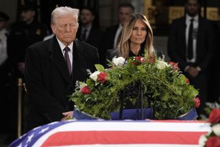 Donald Trump s manželkou postál u rakve svého předchůdce Cartera - Novinky