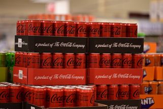 Cola bez přidělaného víčka. Velcí hráči se obávají postihu, večerky riskují - Seznam Zprávy