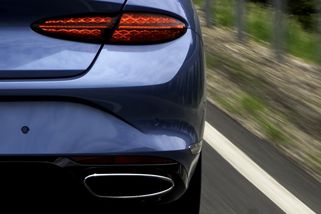 Další značka zcela opouští hybridy. Nový osmiválec má zahanbit i elektromobily. Tradiční spalovací motor bude jedinou možností