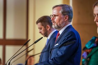 Vláda se dohodla na zvýšení platů vojáků, policistů i hasičů - Seznam Zprávy