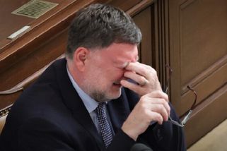 Senior zaútočil na ministra Stanjuru, síťovkou s vejci ho trefil do zad. Událost okomentovali Schillerová a Šándor