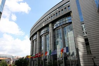 Europoslanci podpořili snížení emisí o 90 procent do roku 2040 - Novinky