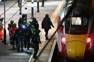 Útok nožem v britském vlaku. V nemocnici skončila řada zraněných - Novinky