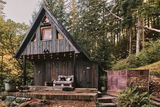 Architektka rekonstruovala chatu nedaleko Prahy. Zrcadlo na fasádě odráží okolní les - Novinky
