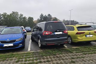 Úzká místa pro auta na starších P+R parkovištích v Praze trápí řidiče, ale nezvětší se. Ubylo by míst - Novinky