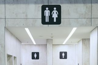 Deset korun za záchod, bereme i karty. Jak obchodní centra zpoplatňují WC - Seznam Zprávy