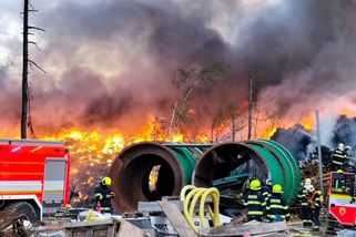 Obří požár skládky plastů u Prahy. Dorazila těžká technika a chemická laboratoř - Novinky