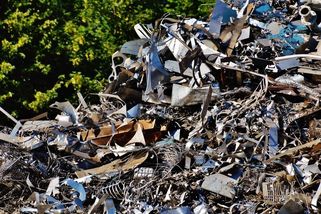 Evropa vyváží miliony tun šrotu. Teď zjistila, že ho sama zoufale potřebuje