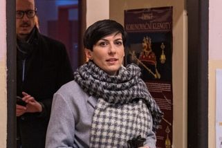 Babišova obrovská porážka a velký debakl, tak vyznavačka svetrů Markéta Pekarová Adamová zhodnotila volby. Ji zhodnotila módní policie