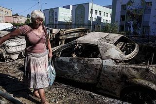 Záběry po obřím útoku na Kyjev šokovaly svět: Ulice v plamenech, krátery v zemi