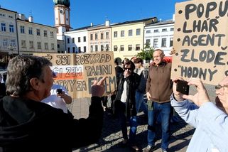 Válku na vás, přáli příznivci Babiše protestujícím studentům ve Frýdku-Místku - Novinky