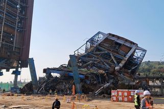 V Jižní Koreji se zřítila část tepelné elektrárny, pod troskami zůstalo sedm lidí - Novinky