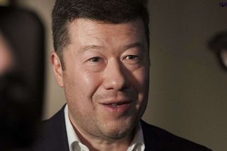 Komentář: Okamura nechal sundat ukrajinskou vlajku ze Sněmovny. Je mu totiž dvanáct let