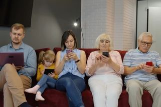 Televizní poplatky budou platit i domácnosti bez televize. Jak se k nim přihlásit?