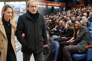 Martin Stropnický vyrazil do divadla s o 30 let mladší partnerkou