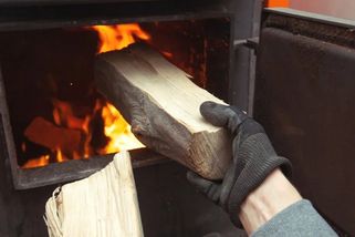 Češi si zahrávají s ohněm: přes 100 tisíc zakázaných kotlů dál topí, hrozí požáry i pokuty