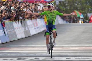 Bezkonkurenční jízda za dalším titulem. Pogačar opanoval i mistrovství Evropy, Češi nedokončili - Sport.cz