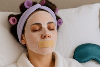 Masky, natáčky a páska přes ústa. Trend „morning shed“ rozděluje TikTok na dva tábory