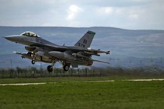 Tragická havárie letounu F-16 v Polsku: Měl to být manévr na hraně možností